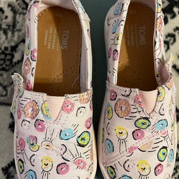 Toms classic toddler size 11. Pink donut print - Picture 3 of 3